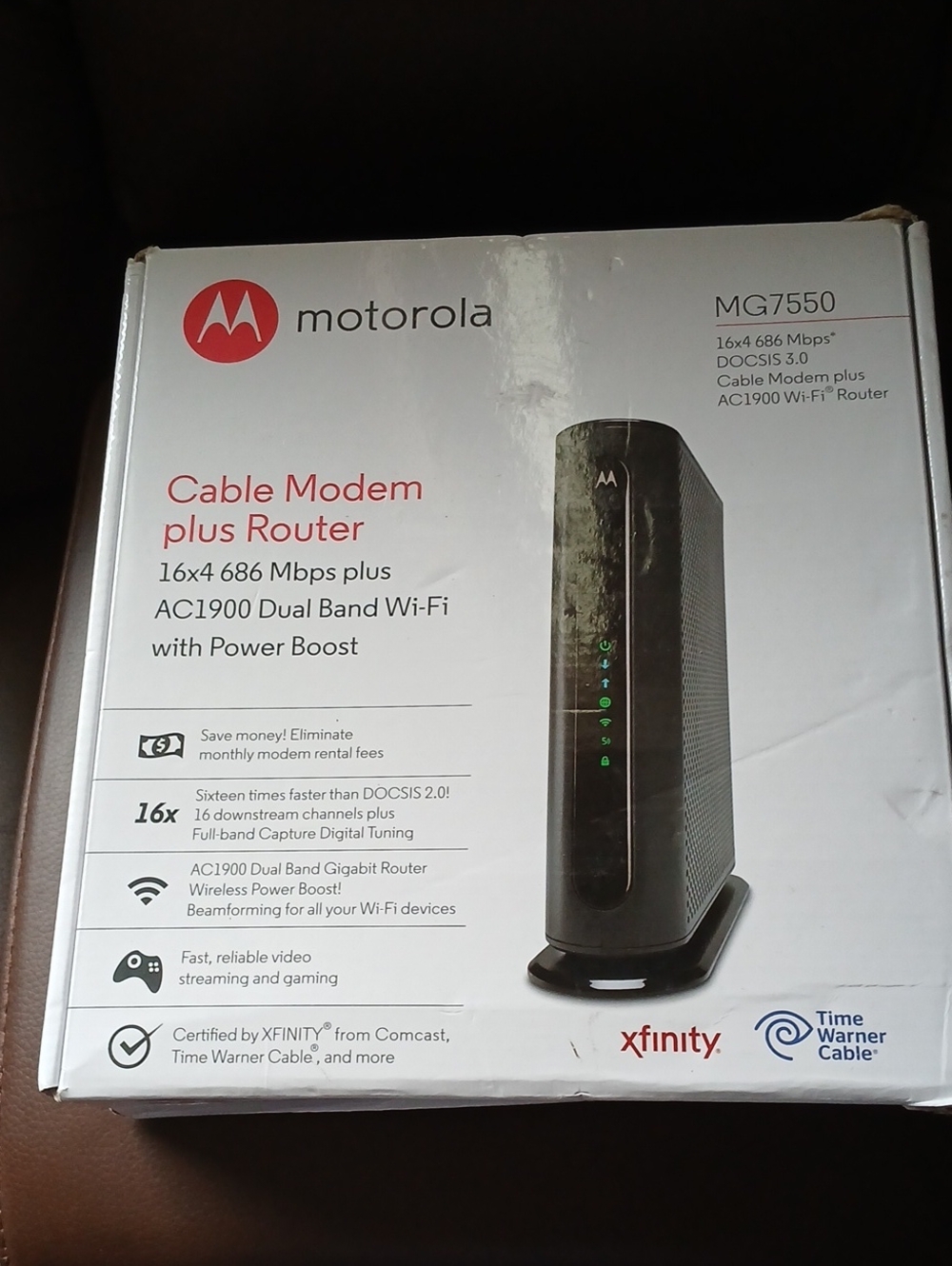 Motorola MG7550 Cable Modem + AC1900 Dual-Band Router - Black & White